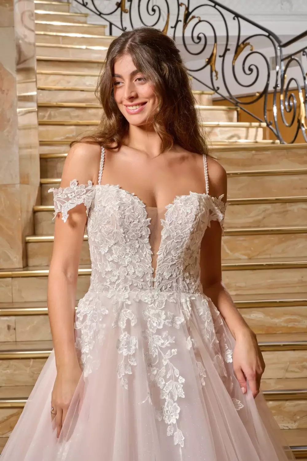 AYLA-BUSTE